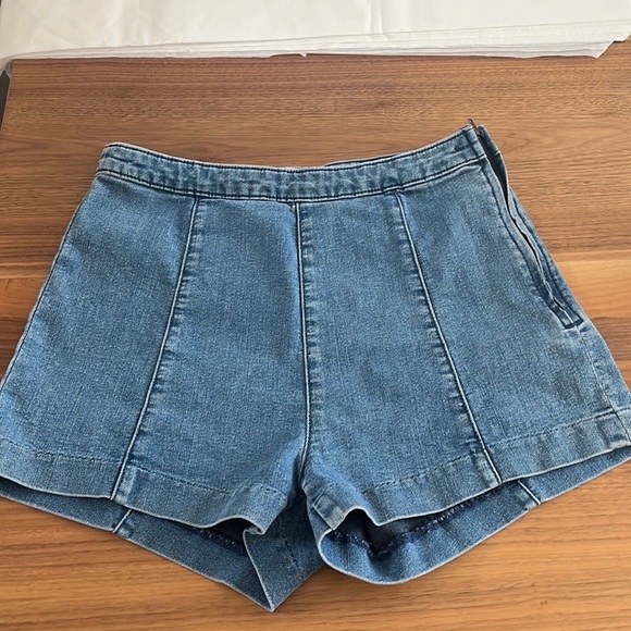 NWOT H&M 
Excellent Condition
Size 8
Color Blue. Zips on Side.
#643 - Picture 2 of 6